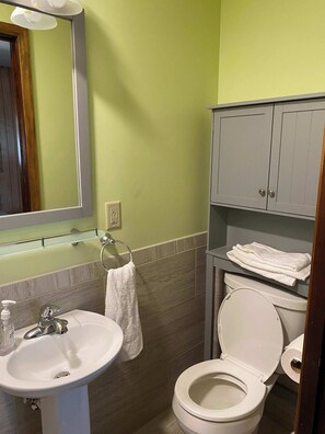 Ensemble baignoire-douche, serviettes fournies