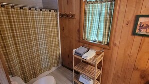 Kombination af bruser/badekar, håndklæder
