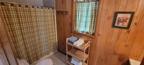 Kombination af bruser/badekar, håndklæder