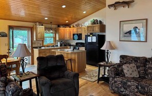 テレビ、暖炉、書斎 / ワークスペース