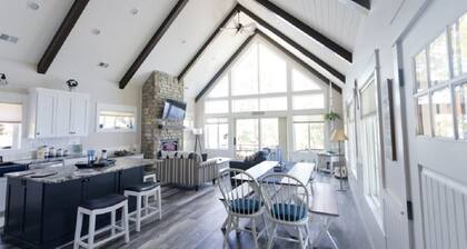 Exquisite Cottage on Lake Brophy. Lic1971