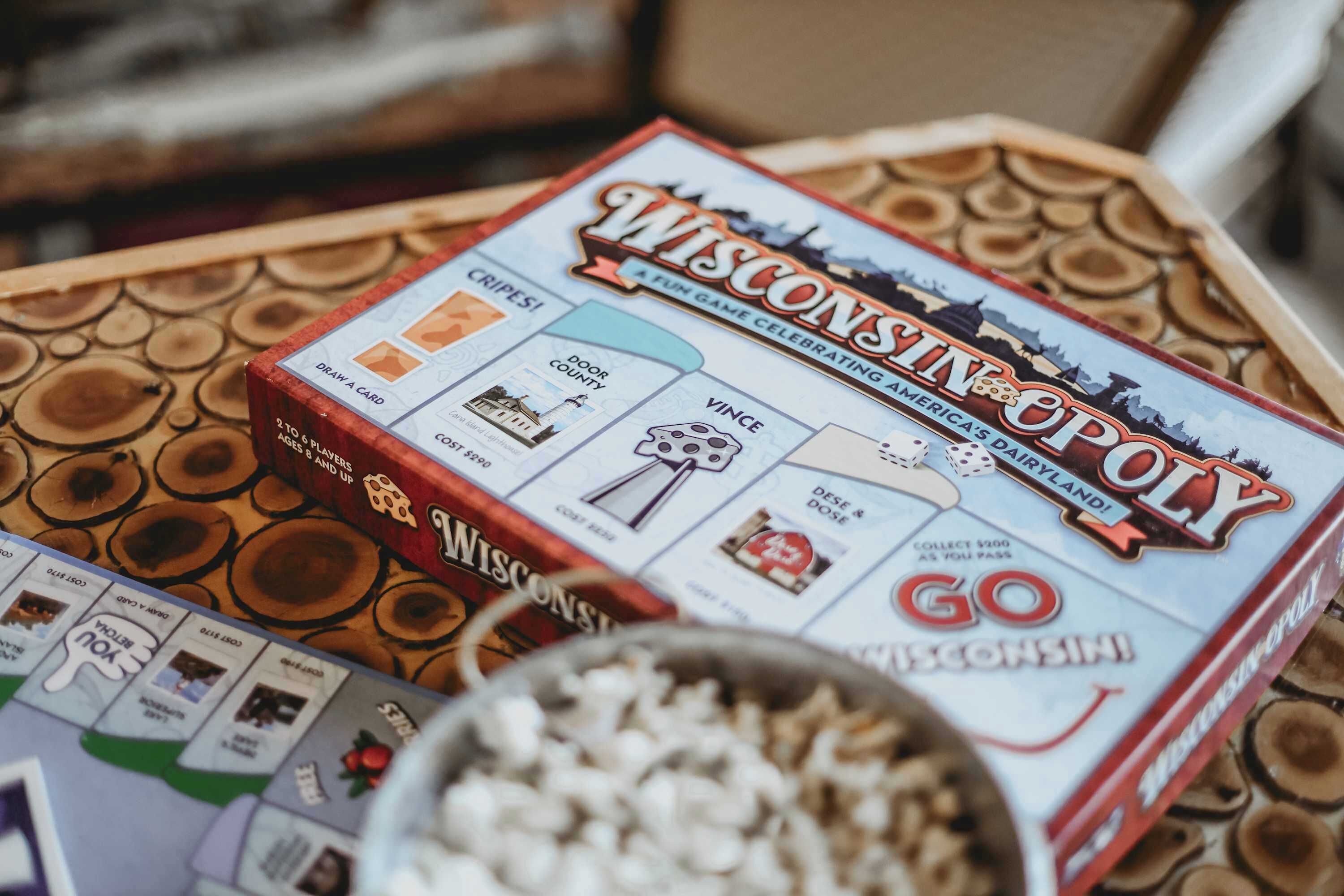 Ett brädspel med titeln ”Wisconsin Monopoly”, där spelkomponenterna, som kort och spelpjäser, är synliga.