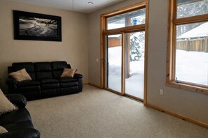 TV, fireplace, offices