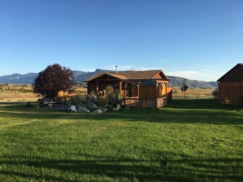Newer Cozy Cabin; Private & Under 10 Minutes to Cody!