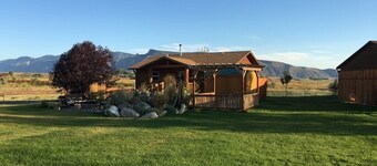 Newer Cozy Cabin; Private & Under 10 Minutes to Cody!
