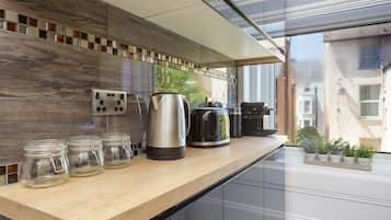 Apartment, Private Bathroom, City View (1 Bedroom Apartment) | Private kitchen