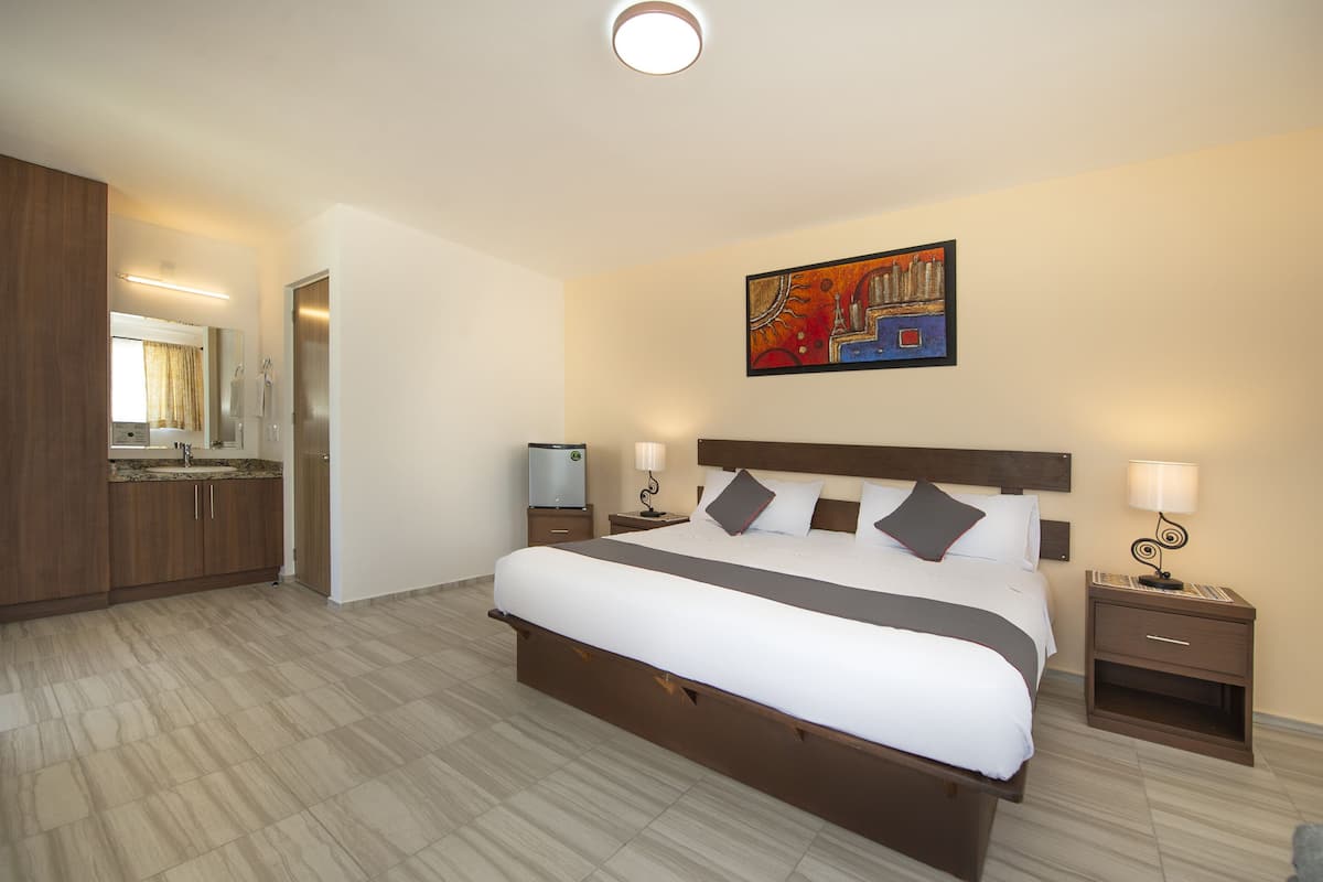 Habitación Deluxe (View, 1 King Bed) | Wifi gratis y ropa de cama