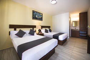 Standard Room, 2 Double Beds | Gratis Wi-Fi, sengetøj