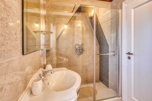 Badekar, hårtørrer, håndklæder