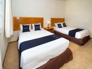 Roupas de cama premium, escrivaninha, espaço de trabalho para notebook