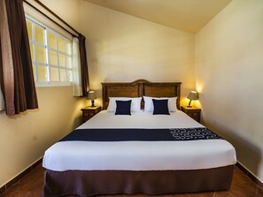 Premium bedding, desk, laptop workspace, iron/ironing board - Hotel La Casa de Don Tito, Jocotitlán (Jocotitlán)