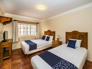 Premium bedding, desk, laptop workspace, iron/ironing board - Hotel La Casa de Don Tito, Jocotitlán (Jocotitlán)