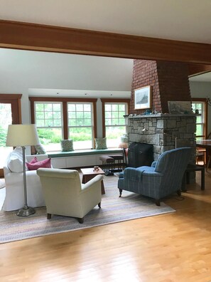 Fireplace, table tennis, books - Shore front home in a charming summer community (Sorrento)