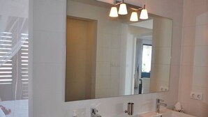 Apartment | Bathroom - Holiday Apartment Overlooking Caribbean sea in Willemstad (Jan Thiel)