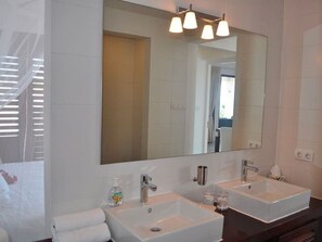 Apartment | Badezimmer | Dusche, Handtücher