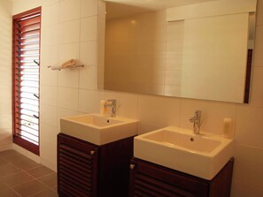 Shower, towels - Luxurious Villa in Jan Thiel With Pool (Jan Thiel)