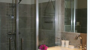 Bathroom - Contemporary Apartment in Willemstad With Shared Pool (Willemstad)