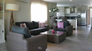 Living room - Contemporary Apartment in Willemstad With Shared Pool (Willemstad)