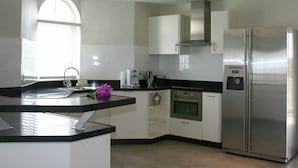 Private kitchen - Contemporary Apartment in Willemstad With Shared Pool (Willemstad)
