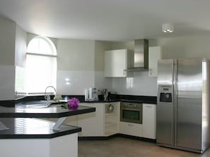 Wasserkocher mit Kaffee-/Teezubehör, Kühlschrank, Mikrowelle, Ofen
