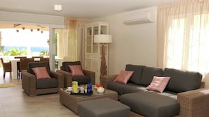 Living room - Modern Apartment With Swimming Pool in Willemstad (Willemstad)