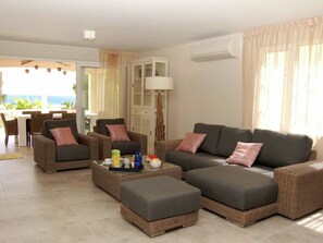 DVD player - Modern Apartment With Swimming Pool in Willemstad (Willemstad)