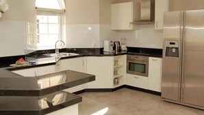 Private kitchen - Modern Apartment With Swimming Pool in Willemstad (Willemstad)