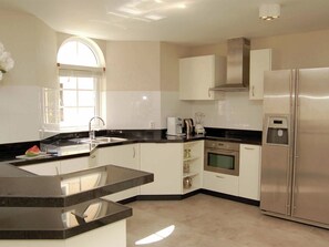Coffee/tea maker, fridge, microwave, oven - Modern Apartment With Swimming Pool in Willemstad (Willemstad)