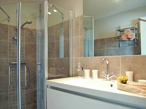 Shower, towels - Modern Apartment With Swimming Pool in Willemstad (Willemstad)