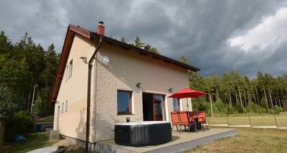 Lavish Villa in RoĆŸmitĂĄl pod TremĆĄĂnem With Jacuzzi