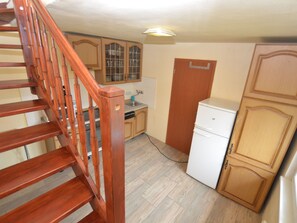 Fridge, microwave, oven, dishwasher - Alleistehendes Cottage With Fireplace and Table Tennis Only 40 km From Prague (Mšecké Žehrovice)
