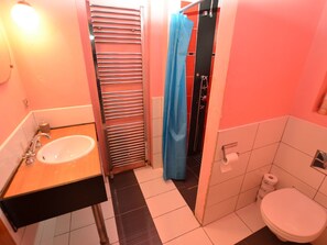 Shower - Alleistehendes Cottage With Fireplace and Table Tennis Only 40 km From Prague (Mšecké Žehrovice)