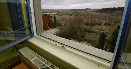 Alleistehendes Cottage With Fireplace and Table Tennis Only 40 km From Prague