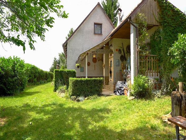 House | Garden - Lovely Apartment in Svinarov Czech Republic near Forest (Slabce)