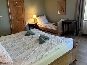 House | 4 bedrooms, individually furnished, bed sheets - Former Parsonage in Western Bohemia (Milire)