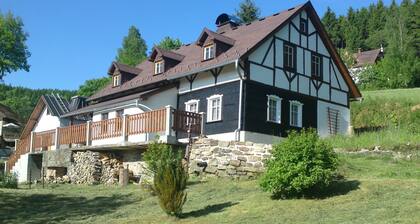 Peacefully Located House With Views of the Valley