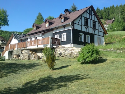 Peacefully Located House With Views of the Valley