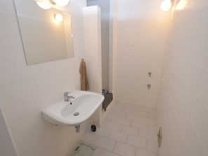 Shower - Cozy Holiday Home in Rynartice Near Forest (Jetrichovice)