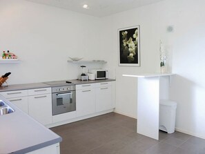 Wasserkocher mit Kaffee-/Teezubehör, Kühlschrank, Mikrowelle, Ofen
