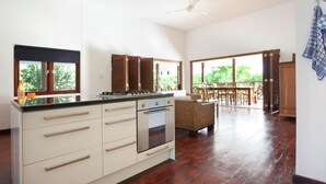 Coffee/tea maker, fridge, microwave, oven - Tropical Villa With Swimming Pool in Jan Thiel (Jan Thiel)