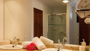 Shower, towels - Tropical Villa With Swimming Pool in Jan Thiel (Jan Thiel)