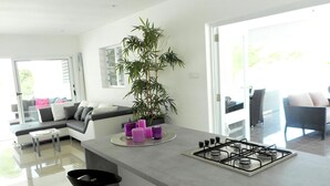 Villa | Privékeuken | Een koffiezetapparaat/waterkoker, een koelkast, een magnetron
