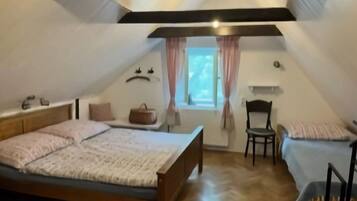 House | 3 bedrooms, individually furnished, iron/ironing board, bed sheets