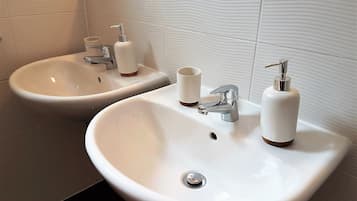 Bathtub, pengering rambut, dan handuk