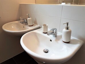 Bathtub, hair dryer, towels - Large Chalet in Villa District, Modern and Luxurious, Large Terrace & Carport (Harrachov)