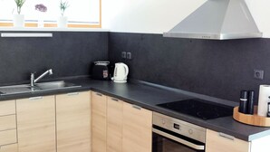 Coffee/tea maker, fridge, microwave, oven