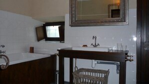 House | Bathroom | Shower, towels - Lush Mansion in Kremzee With Private Swimming Pool (Kremze)