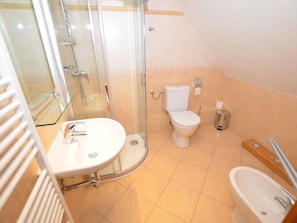 House | Bathroom | Shower, towels - Spacious Cottage near Ski Area in Bystra & Jiserou (Bystrá nad Jizerou)