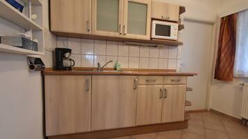 Rumah | Dapur pribadi | Ketel listrik dan kursi makan untuk bayi