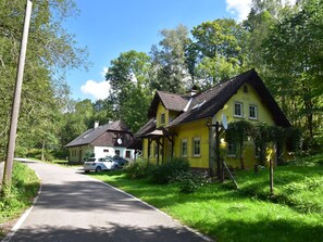 Exterior - Charming Holiday Home in Rudnik With Garden (Rudník)